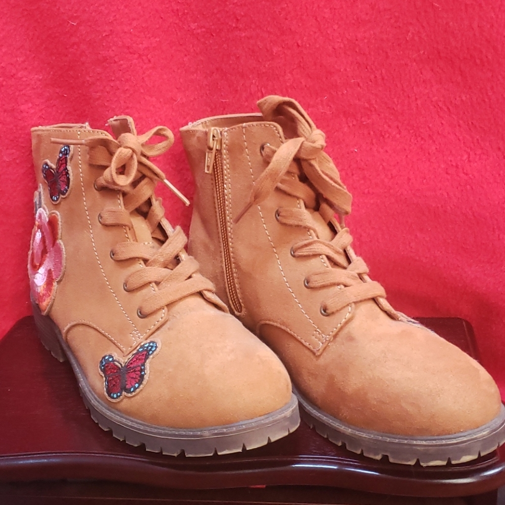 SO boots with embroidery